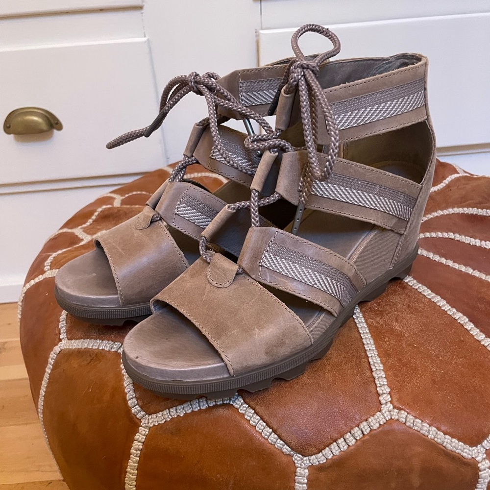 Sorel Joanie II Tan Leather Gladiator Wedge Sandals | Size 8.5